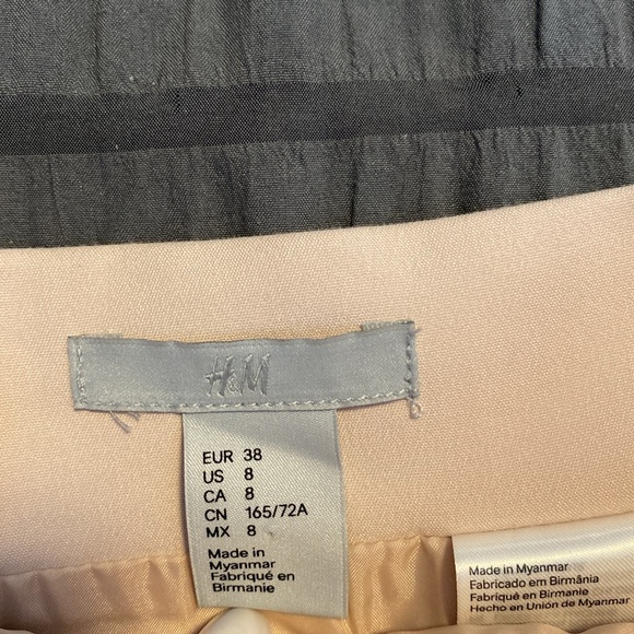 H&M skirt. Cream colour. Excellent condition. 21 in. Long. Smoke free home - Picture 4 of 5